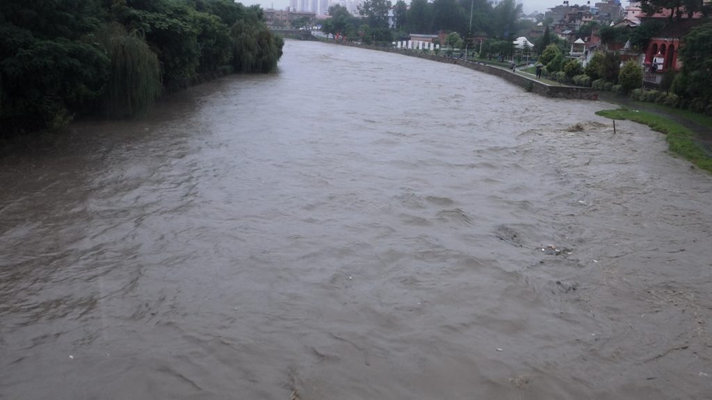 प्रमुख आठ नदीमा खतराको तह पार, १२ नदी सतर्कताको तहमाथि