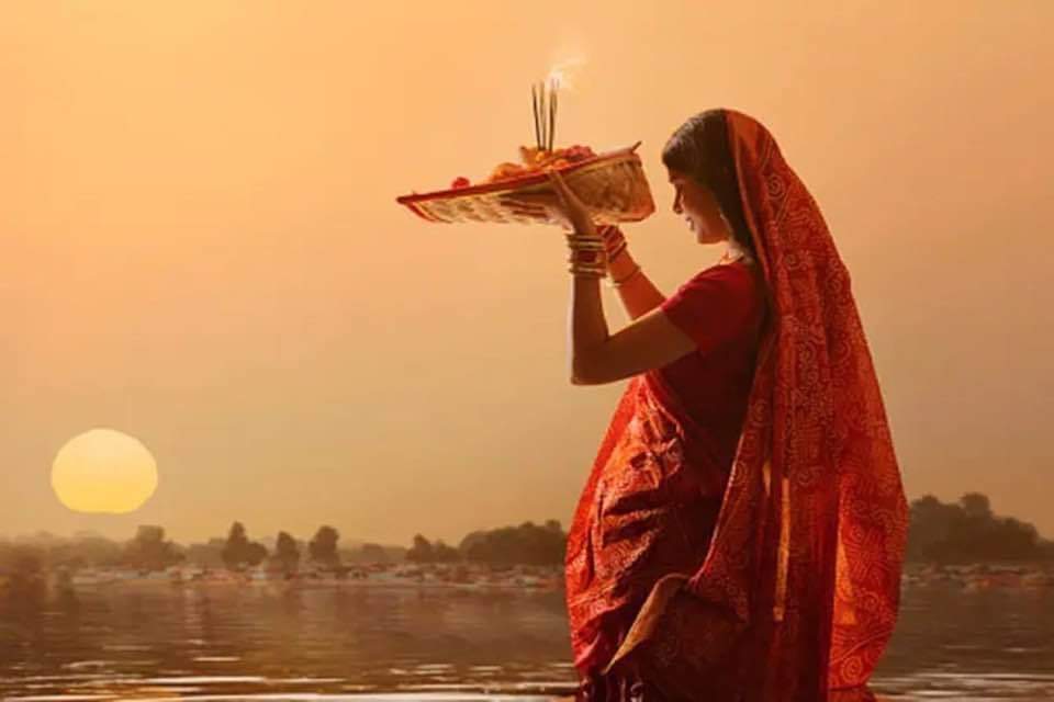 छठ पर्वको मुख्य दिन : अस्ताउँदो सूर्यलाई विधिपूर्वक अघ्र्य दिइँदै