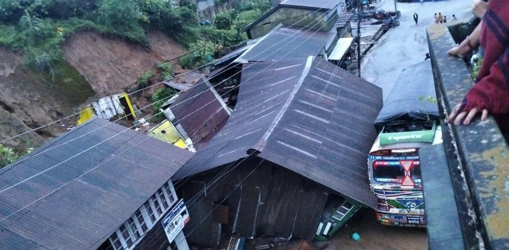 पहिरोमा परेर इलाममा मात्रै १८ जनाको मृत्यु