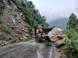 अविरल वर्षाका कारण देशभरका छ सडकमा आवागमन ठप्प