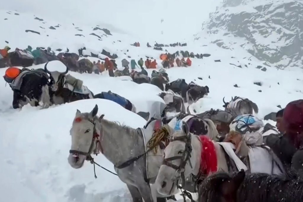 सगरमाथा नजिकै फसेका करिब हजार पर्वतारोहीको सकुशल उद्धार