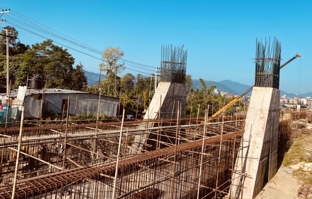 झन्डै एक खर्ब लागतमा निर्माणाधीन ‘सिग्नेचर’ पुलको ठेक्का अवधि सकियो,भौतिक प्रगति जम्मा ५० प्रतिशत!