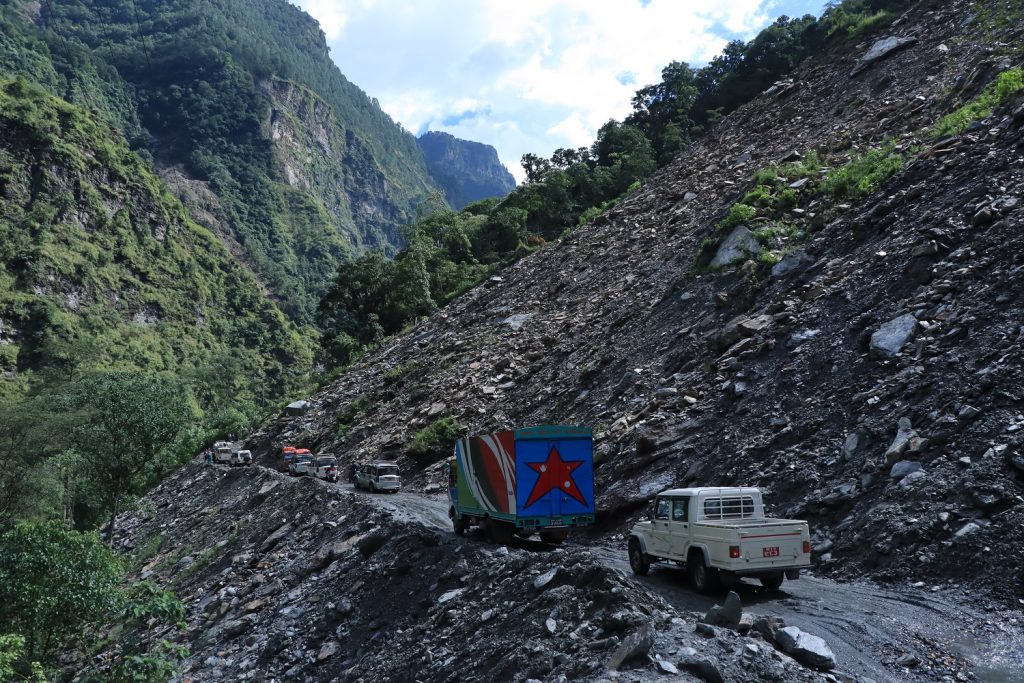 पहिराले बेनी–जोमसोम सडकमा यातायात सेवा प्रभावित