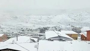 सगरमाथा क्षेत्रमा बाक्लो हिमपात, दिङ्बोचेमाथि करिब तीन हजार विदेशी पर्यटक