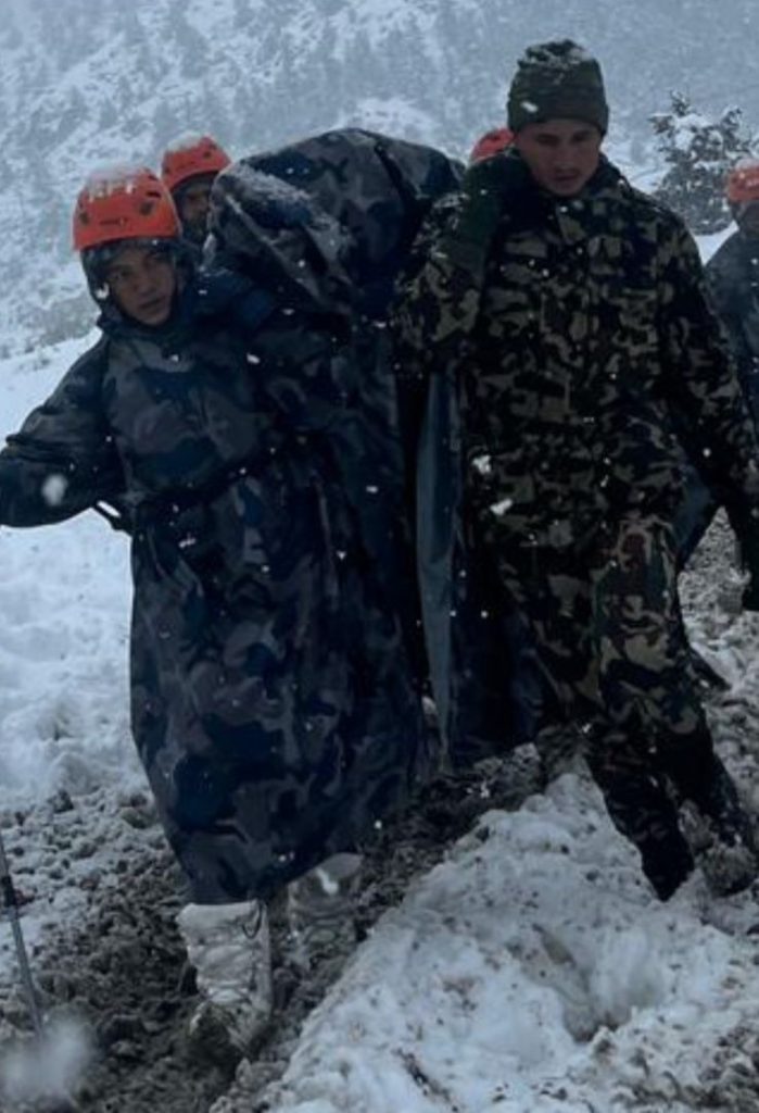 हिउँमा फसेका पर्यटकको उद्धार गर्न सकस