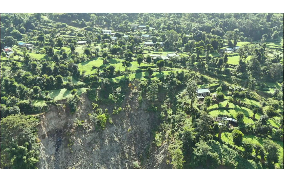 पहिरोको जोखिममा परेका सुनापतिका ७७ परिवारद्वारा पुनर्वासको माग