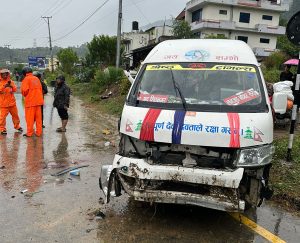 माइक्रो दुर्घटनामा १४ जना घाइते, आँबुखैरेनी अस्पतालमा उपचार हुँदै