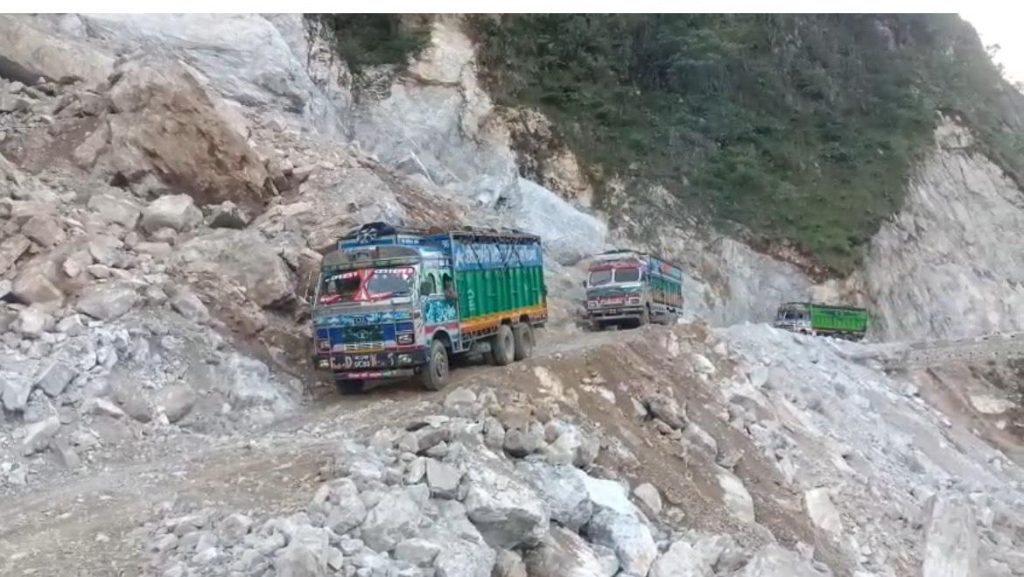 मेची राजमार्गमा रातको समयमा सवारी सञ्चालनमा रोक