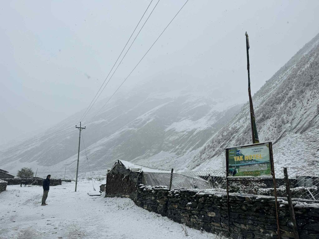 उत्तरी गोरखामा हिमपात हुँदा मनास्लु क्षेत्र भ्रमणमा गएका पर्यटक प्रभावित