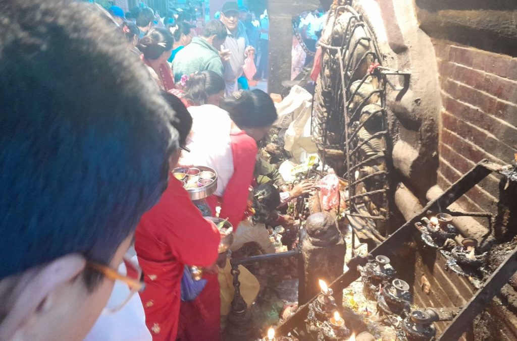 तलेजु मन्दिर खुल्लाः बिहानैदेखि दर्शनार्थी घुइँचो