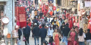 तिहार नजिकिँदै गर्दा बजारमा किनमेल गर्नेको चहलपहल बढ्दै