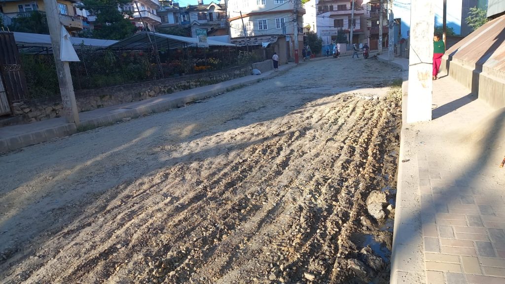 दुई करोड लागतमा गौरीघाट–कुमारीगाल–बौद्ध सडकमा ‘आस्फाल्ड प्रविधि’को कालोपत्र  गरिँदै