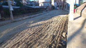 दुई करोड लागतमा गौरीघाट–कुमारीगाल–बौद्ध सडकमा ‘आस्फाल्ड प्रविधि’को कालोपत्र  गरिँदै