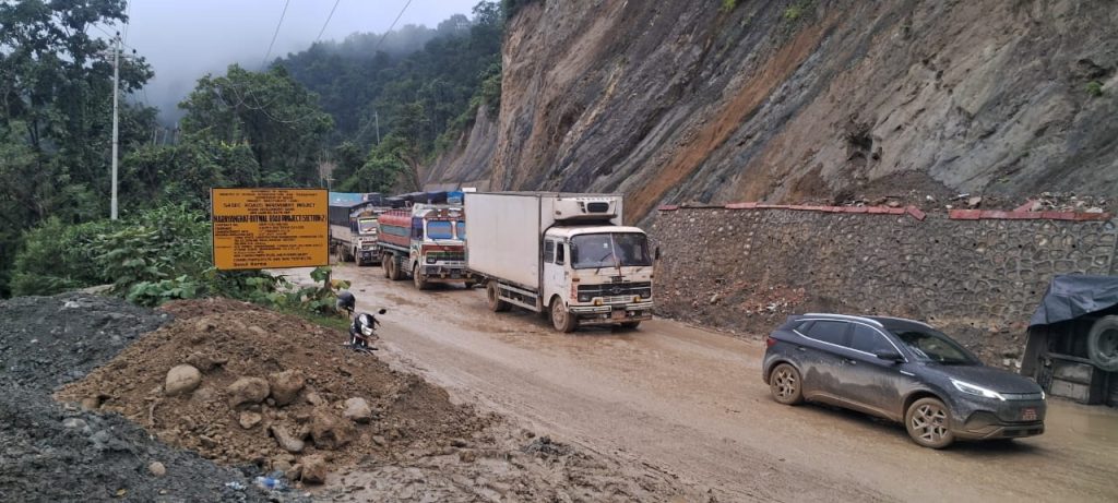 दाउन्ने छिचोल्नै सकस, कष्टकर यात्रा गर्न बाध्य यात्रु