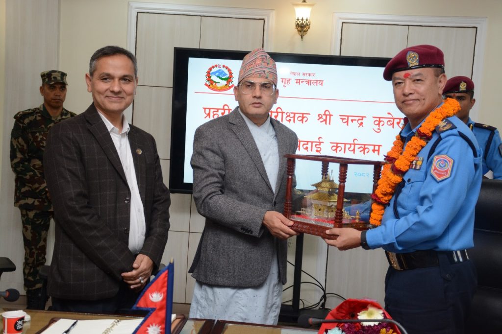प्रहरी महानिरीक्षक खापुङको कार्यकाल सकियो, गृहमन्त्री अर्यालले गरे बिदाइ