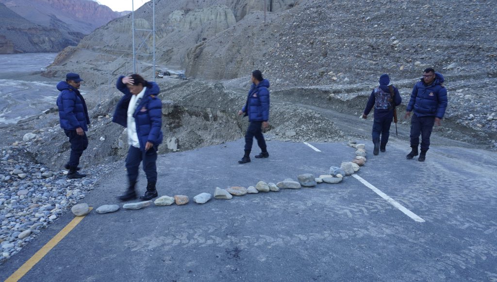 कागबेनी–कोरला सडकका विभिन्न दश स्थानमा पहिरो, अवरुद्ध सडक तत्काल सञ्चालनमा ल्याउन कठिनाइ