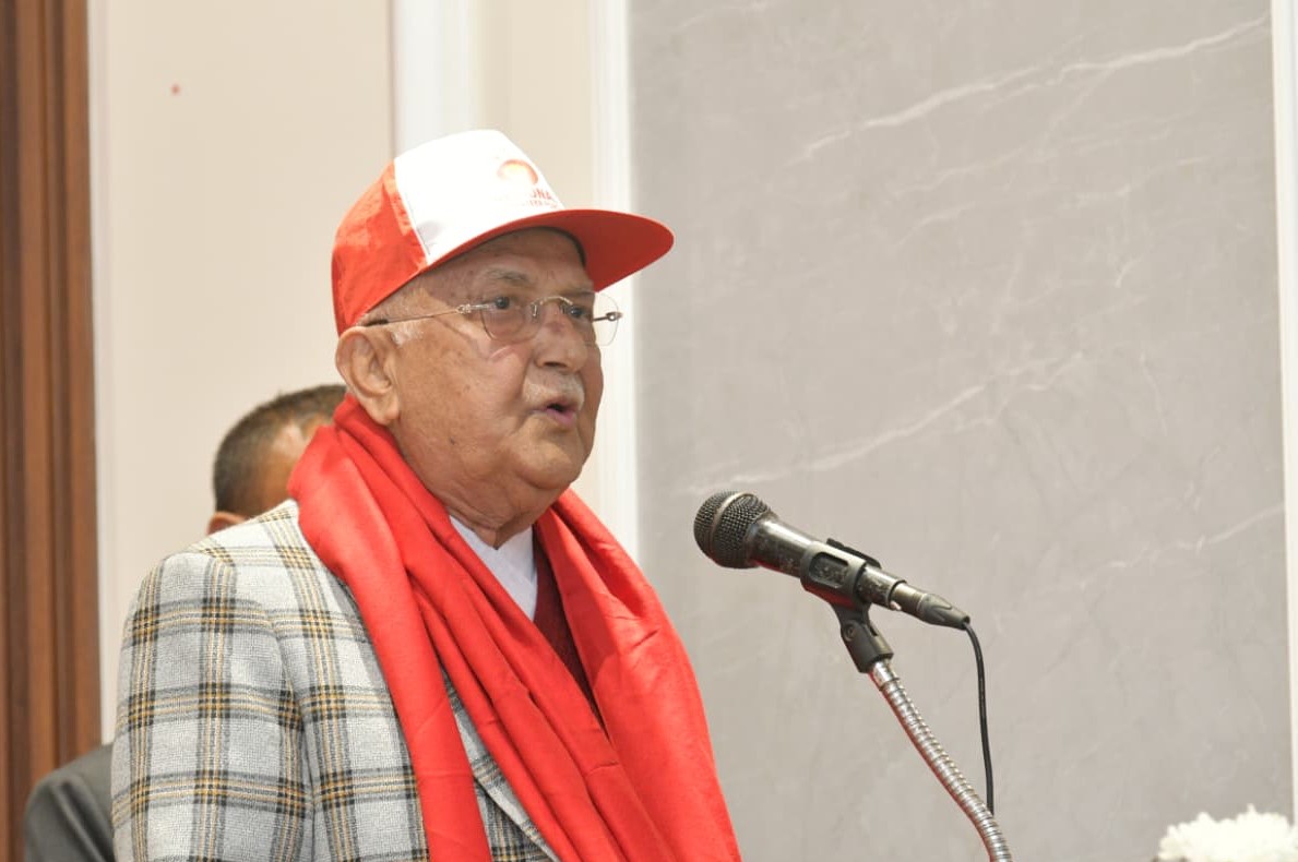 एमाले अध्यक्ष ओलीले झापा–५ आफूलाई राखेर अरुमा कसलाई बाँडे टिकट ?