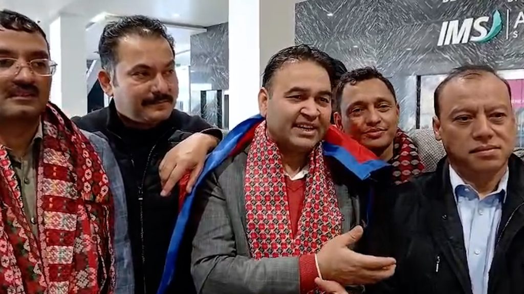 १० बुँदे सहमतिपछि एनआरएनमा टुंगियो विवाद, प्रधानमन्त्रीको उपस्थितिमा आइतबार एकता हुँदै