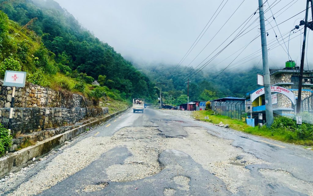 पोखरा–बागलुङ सडकमा यात्रा गर्न सधैं सकस
