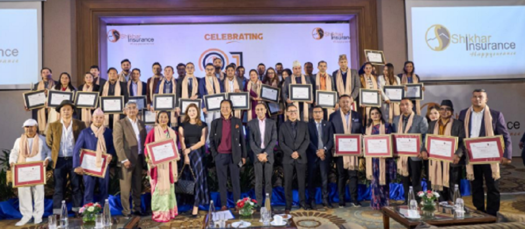 शिखर इन्स्योरेन्सद्वारा ४० जना कर्मचारीलाई सुन र चाँदीको सिक्का सहित सम्मान
