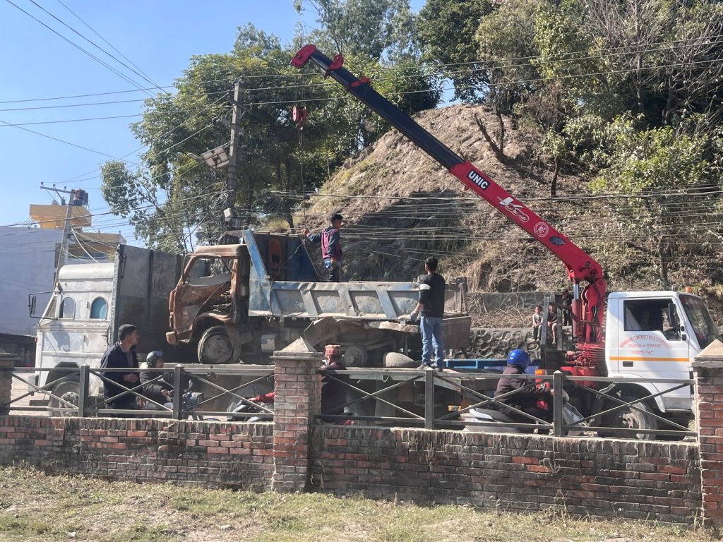 मन्त्रीको निर्देशनपछि बागमती नदी किनारका बेवारिसे सवारी हटाउन सुरु