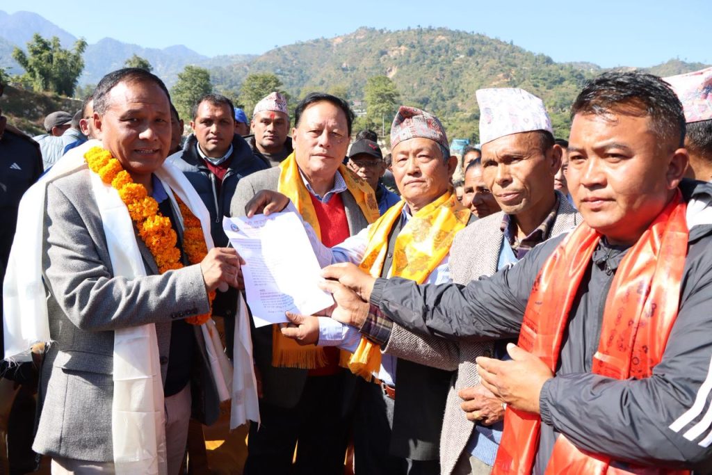 मन्त्री कुलमान घिसिङबाट विपद् प्रभावित रोशी क्षेत्रको निरीक्षण