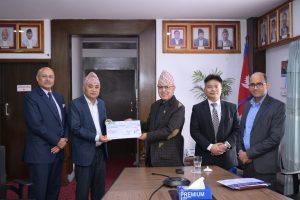 एनएलजी इन्स्योरेन्सद्वारा पुनः निर्माण कोषमा २५ लाख सहयोग