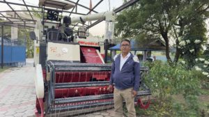 ६२ लाख बढी मूल्य तिरेर किसानले भित्र्याए नयाँ प्रविधिको धान काट्ने मेसिन