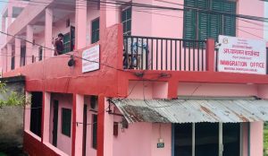 कैलालीमा अध्यागमनको काम रोकिएपछि अर्को नाका प्रयोग गर्दै यात्रु