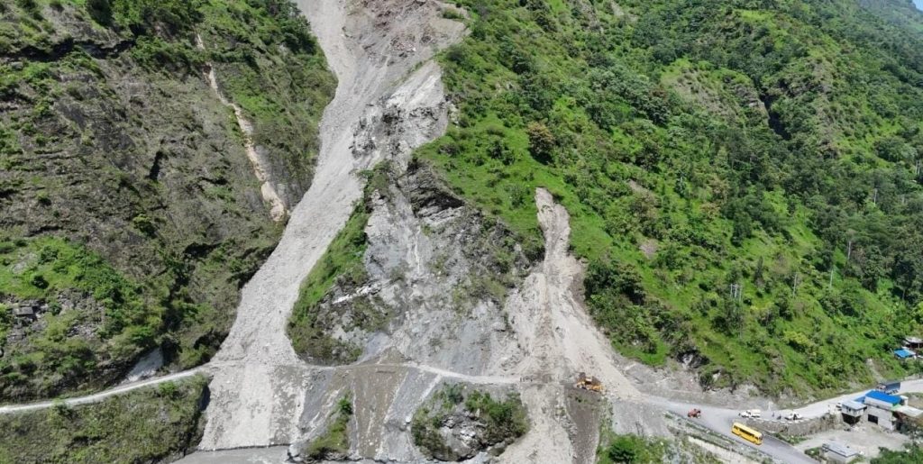 फापरखेतको पहिरोको विकल्पमा बेलिब्रिज बनाउने योजना अन्यौलमा