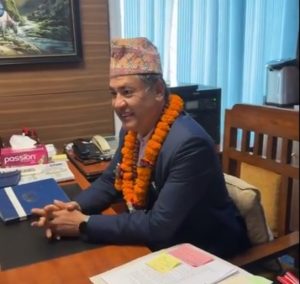 पुनः कार्यभार सम्हाल्दै हितेन्द्रले भने– उर्जामन्त्रीज्यू निधक्क हुनुभए हुन्छ म सबैलाई साथमा लिएर पूर्ण क्षमताले काम गर्छु
