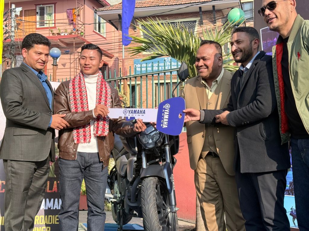 हिमालय रोडिजका विजेता अनिशलाई यामाहा FZ V3 हस्तान्तरण