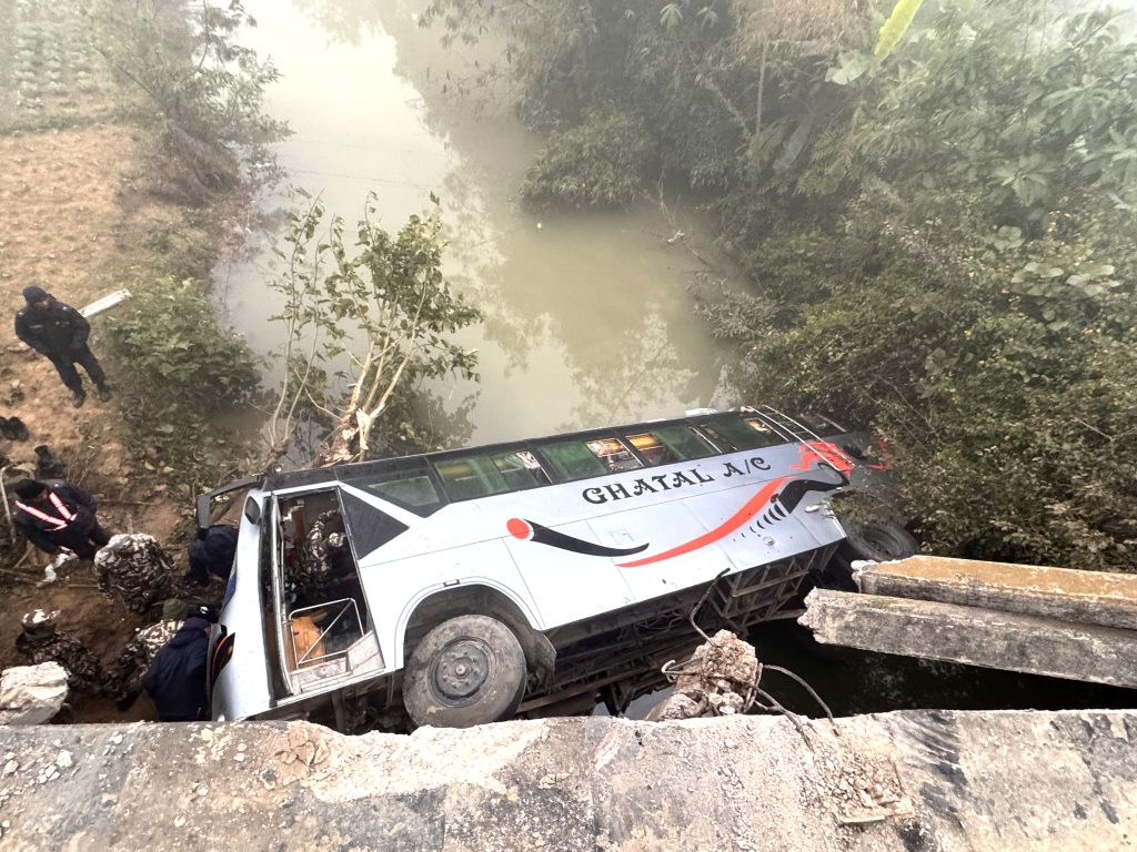 दाङमा बस दुर्घटना, २२ यात्री घाइते