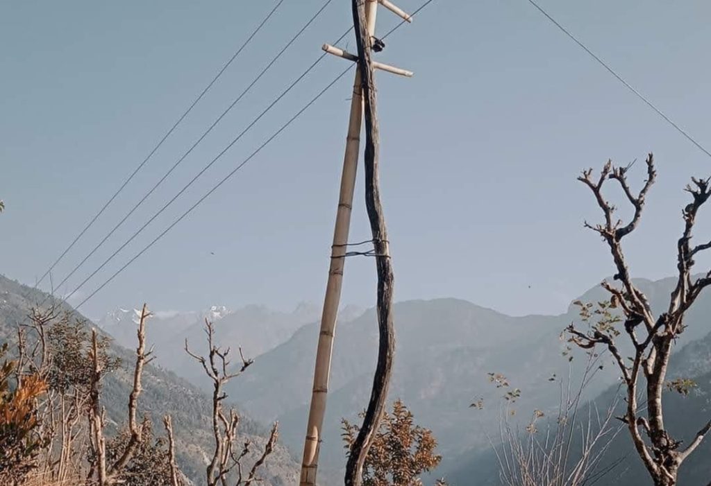 डडेल्धुरामा बिजुलीका खम्बा पुगे, पुगेन बिजुली