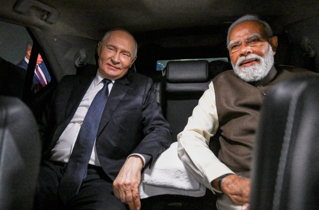प्रोटोकल तोडेर पुटिनलाई मोदीको स्वागत, भारत–रुस सम्बन्ध रणनीतिक साझेदारीको नयाँ चरणमा