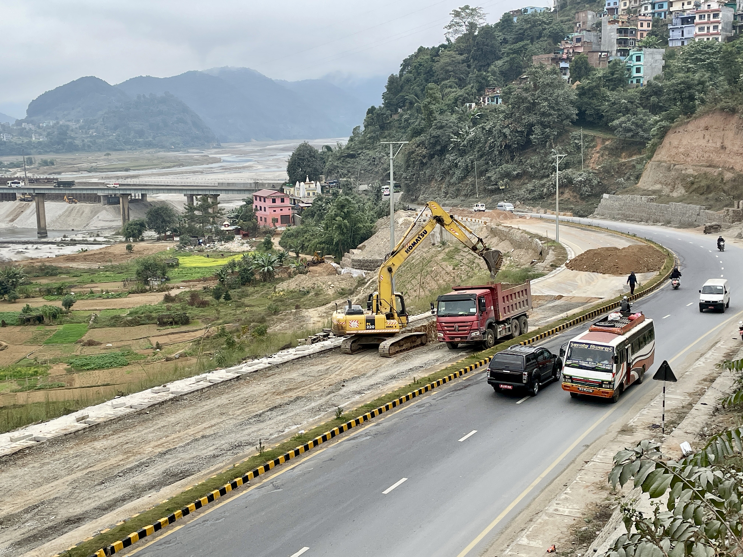 भाँसिएको चार महिनापछि मुग्लिन–पोखरा सडकमा  कालोपत्र उप्काएर मर्मत सुरु