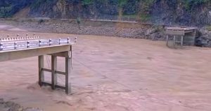 करिब एक करोड लागतमा सुनकोशीको फोक्सिङटारमा अस्थायी बेलिब्रिज जडान कार्य सुरु