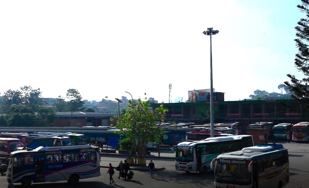 राजधानीमा बसपार्क नहुँदा पर्यटकीय बस सोह्रखुट्टे सडकमै पार्किङ
