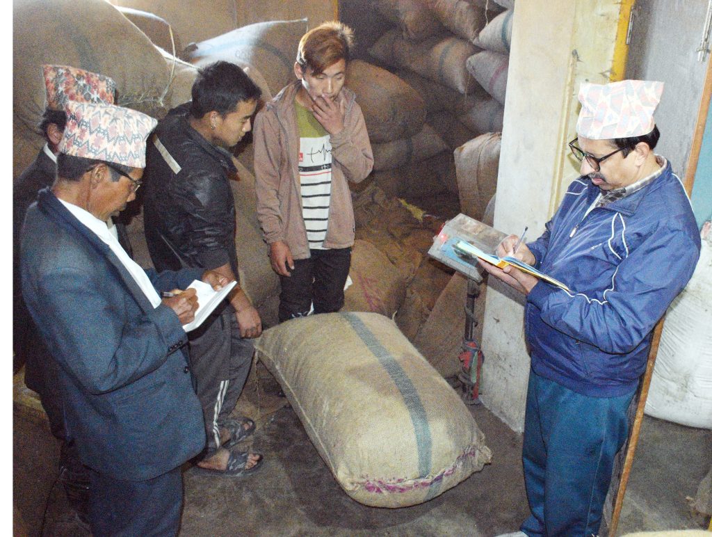 एक महिनादेखि अलैँचीको मूल्यमा तीव्र उतार–चढाव, १७ हजारसम्म घट्यो मूल्य