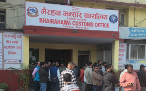 भन्सार एजेन्टले कार्यालयमा किन गराए ‘पेन डाउन’