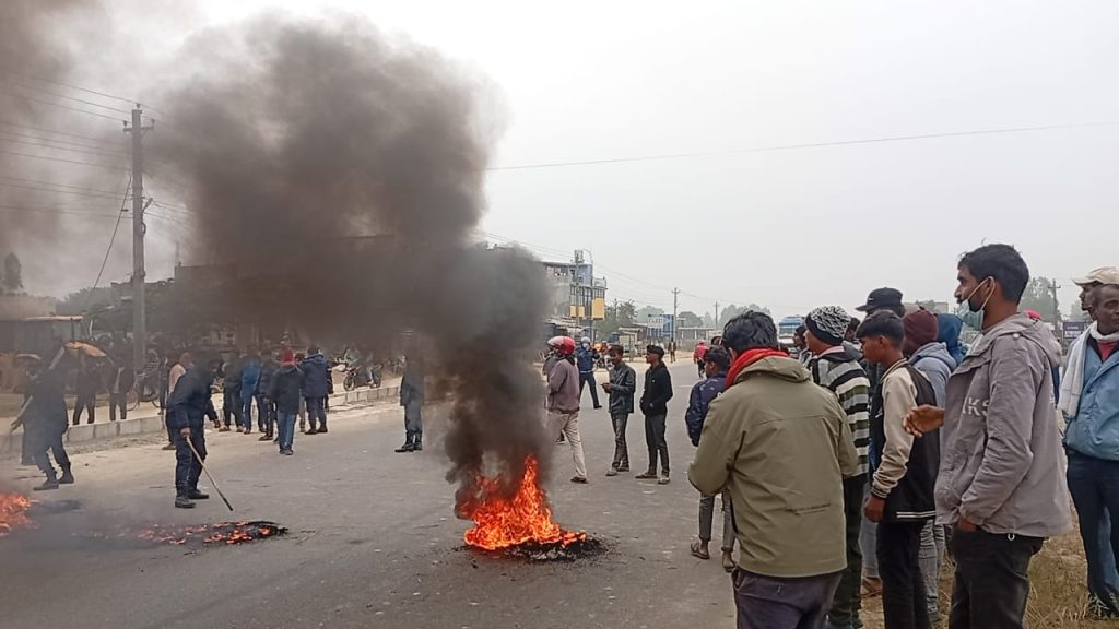 बंगलादेशमा हिन्दुमाथि भएको हत्याको विरोधमा प्रदर्शन, पूर्व–पश्चिम राजमार्ग अवरुद्ध