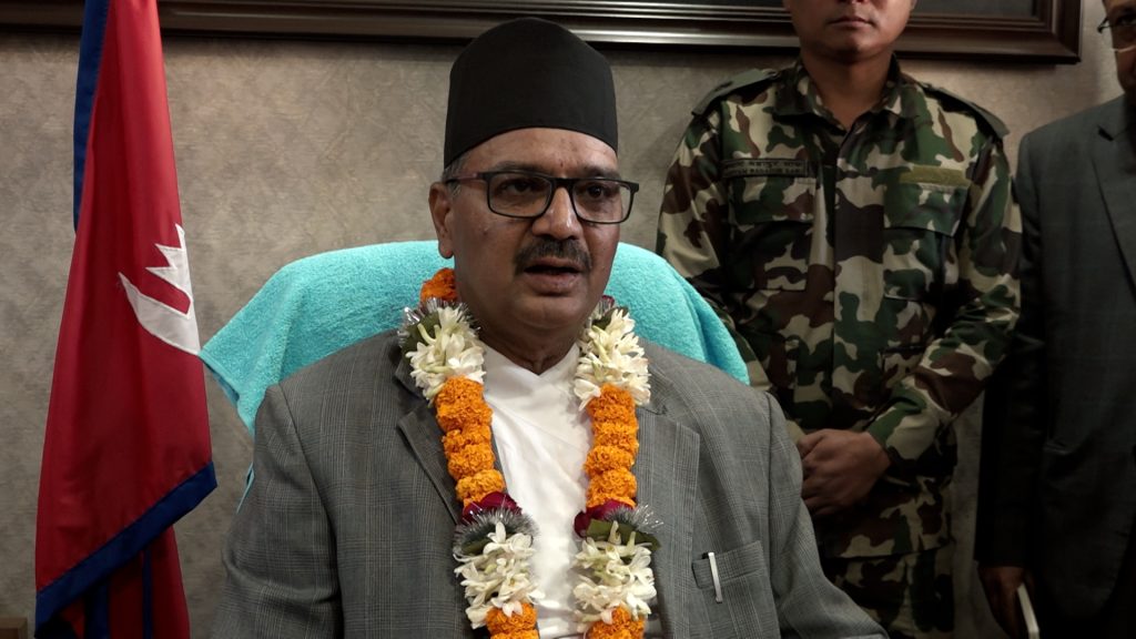 पदभार ग्रहण गर्दै नवनियुक्त श्रममन्त्रीले भने–भाषण गर्ने मात्र होइन्, एक्सनमा उत्रिन्छु
