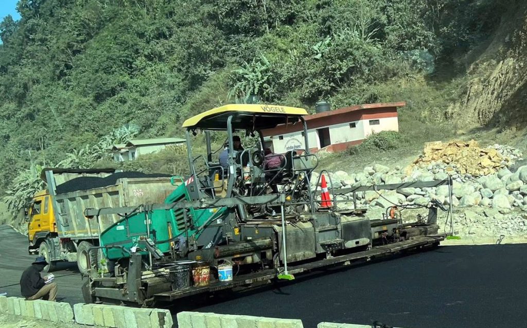 मुग्लिन पोखरा सडक पश्चिम खण्डको मौरीओडारमा कालोपत्र थालियो