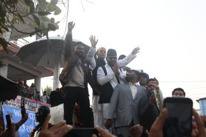 मधेश पुगेका बालेन समर्थकबाट घेरिए (तस्बिरहरु)