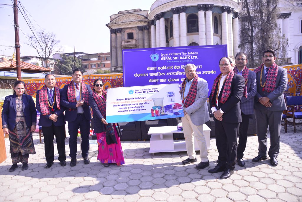नेपाल एसबिआई बैंकद्धारा बालबालिकालाई न्यानो कपडालगायतका सामग्री प्रदान