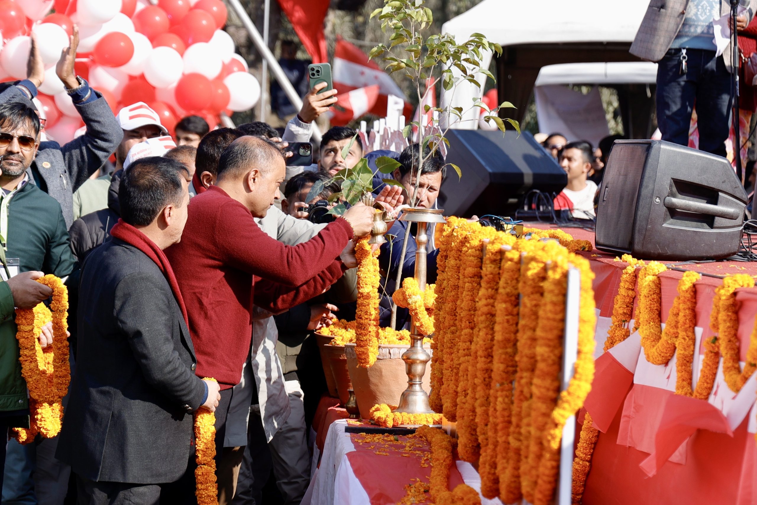 विरुवामा पानी हालेर महामन्त्रीद्वयले सुरु गरे कांग्रेस विशेष महाधिवेशन ( हेर्नुहोस् तस्बिरहरु)
