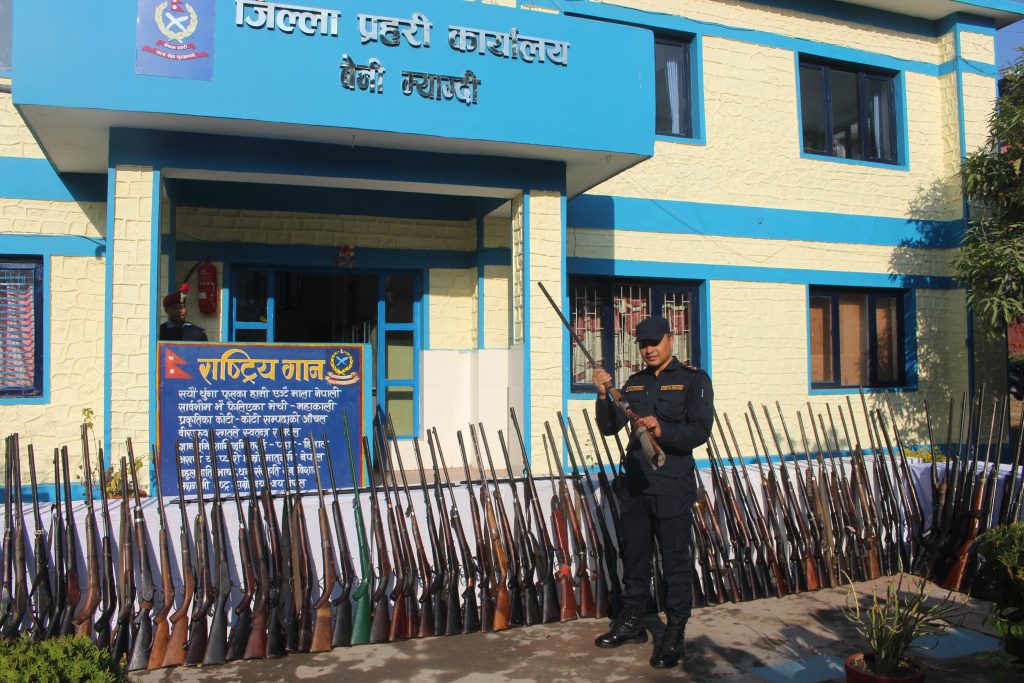 म्याग्दीमा प्रहरीको ‘अप्रेसन ब्राभो सेरा’ अभियान, एक सय पन्ध्र थान बन्दुक बरामद