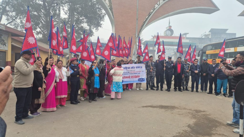 पर्यटकलाई आकर्षण गर्न विद्युतीय पोलमा राष्ट्रिय झण्डा