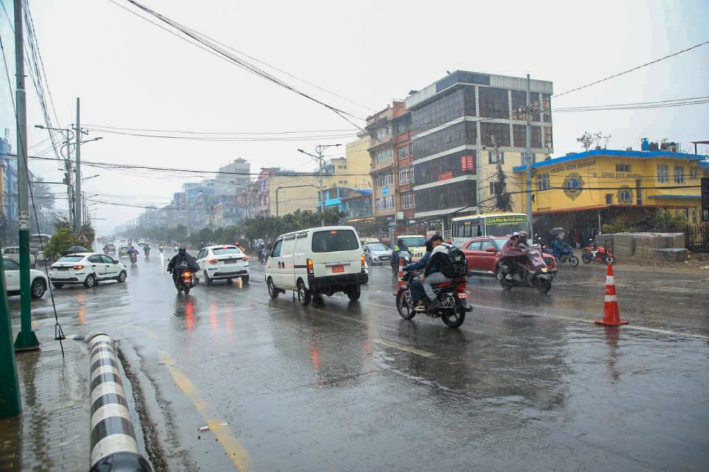 काठमाडौंसहित केही स्थानमा हल्का वर्षा, मौसम क्रमिक सुधार हुँदै जाने