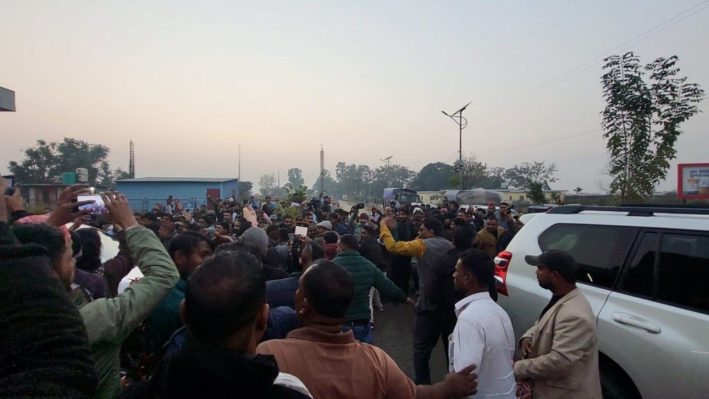जनकपुरधाम विमानस्थलमा समर्थकहरुले गरे भव्य स्वागत